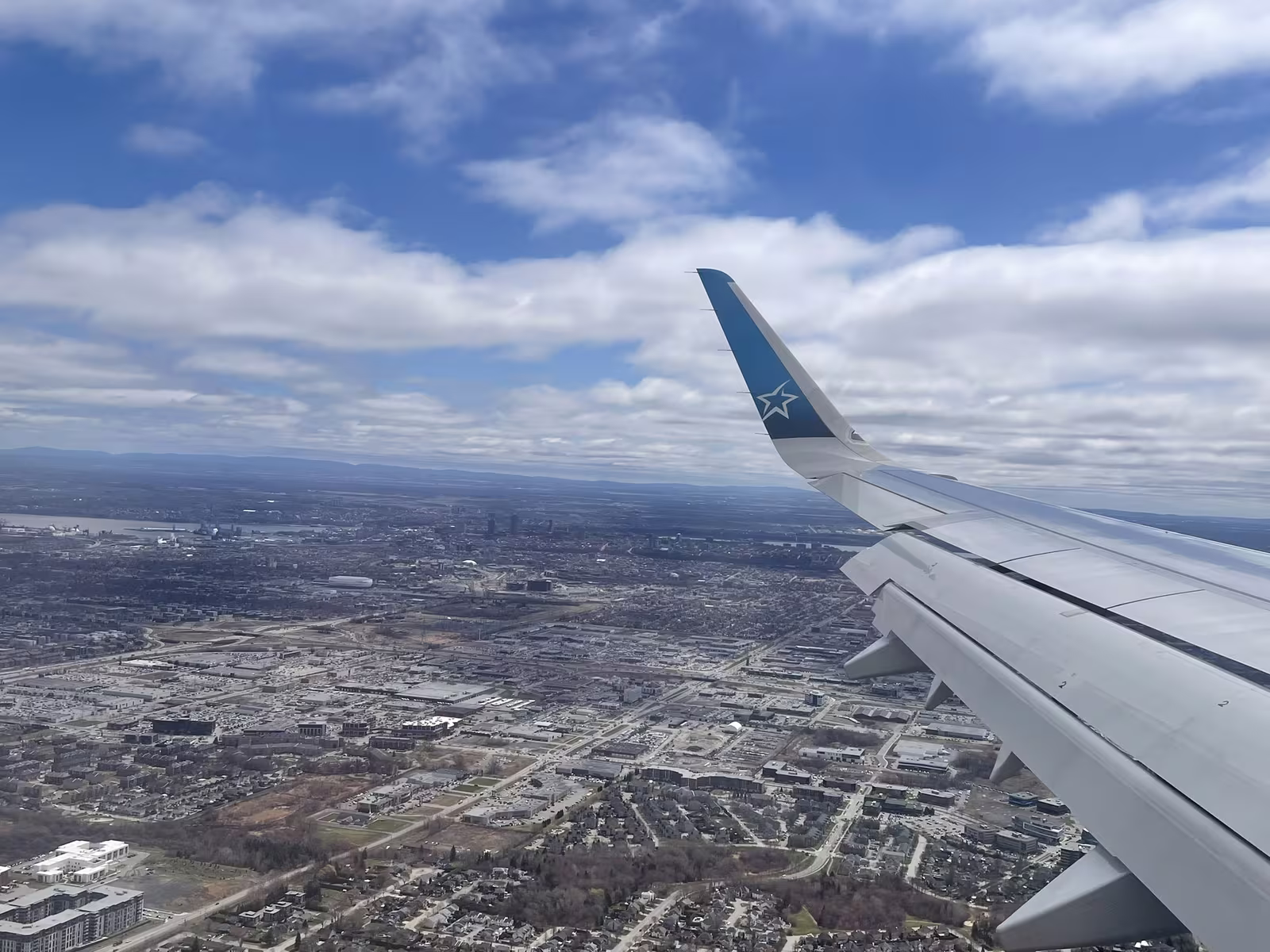 Vue depuis le hublot d'un avion Air Transat à l'arrivée au-dessus du Québec