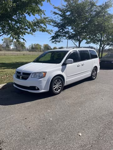 Fourgonnette de location stationnée, idéale pour une famille en road trip au Canada