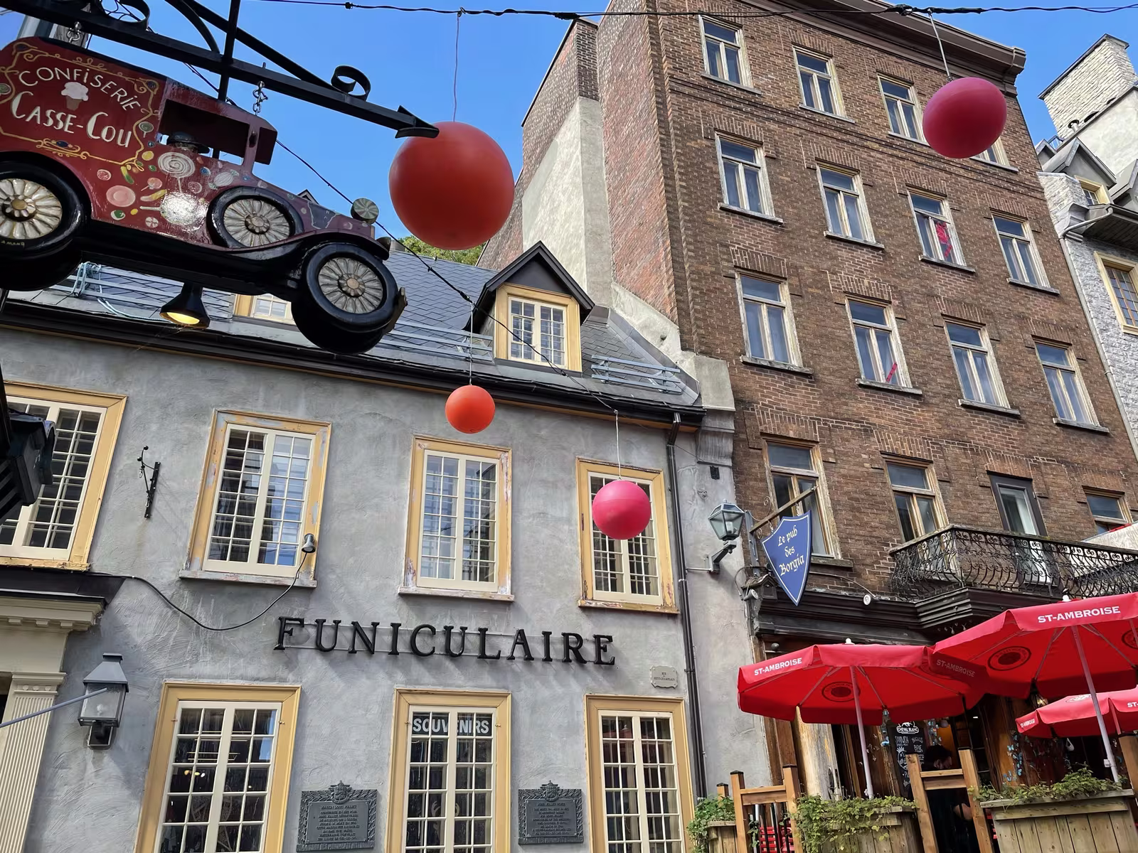 Le quartier du Petit-Champlain à Québec avec ses boules rouges décoratives en été