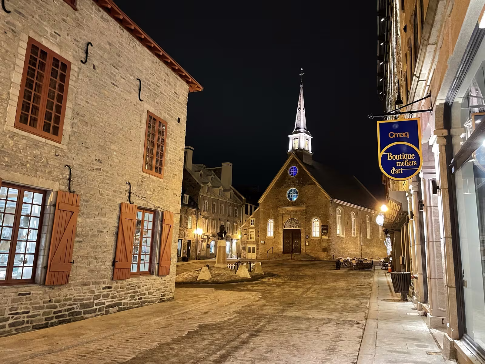 La Place Royale et l'église Notre-Dame-des-Victoires illuminées la nuit à Québec
