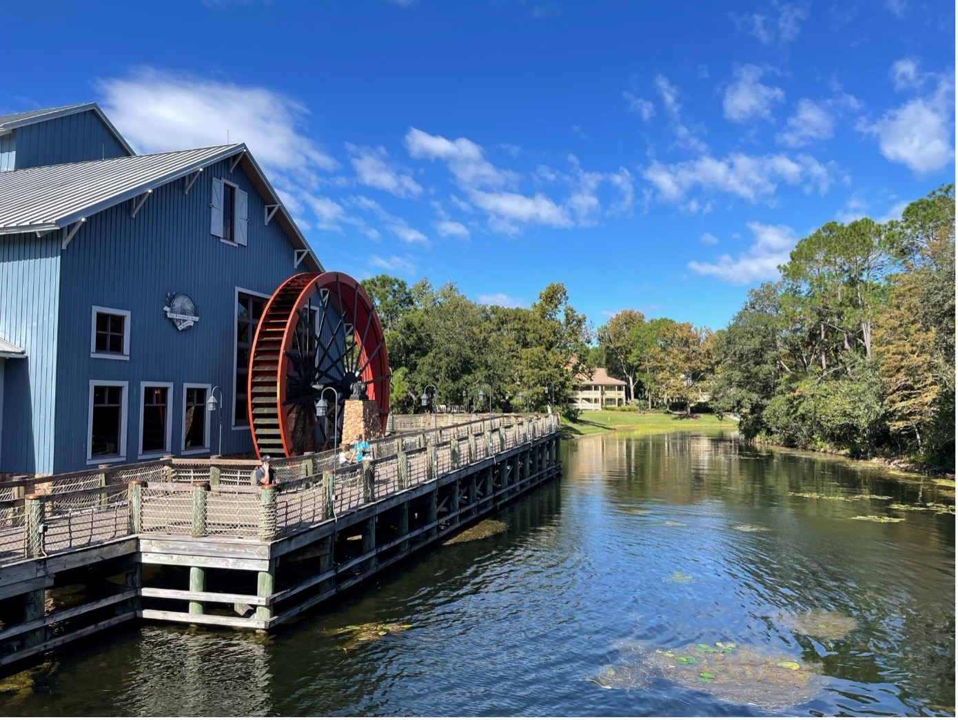 Pourquoi faire appel à un conseiller en voyage Disney ? - Photo d'un hôtel avec un moulin