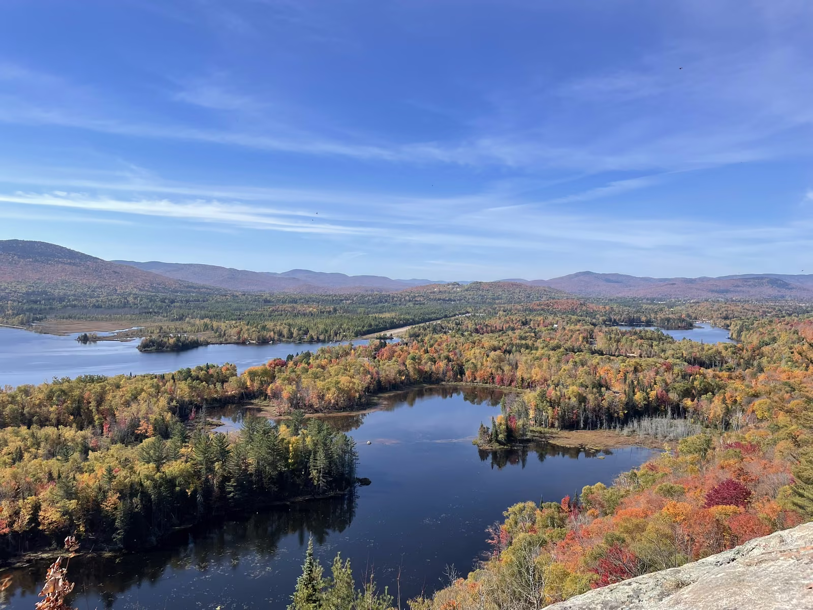 Panorama sur des lacs et des forêts aux couleurs d'automne au Québec