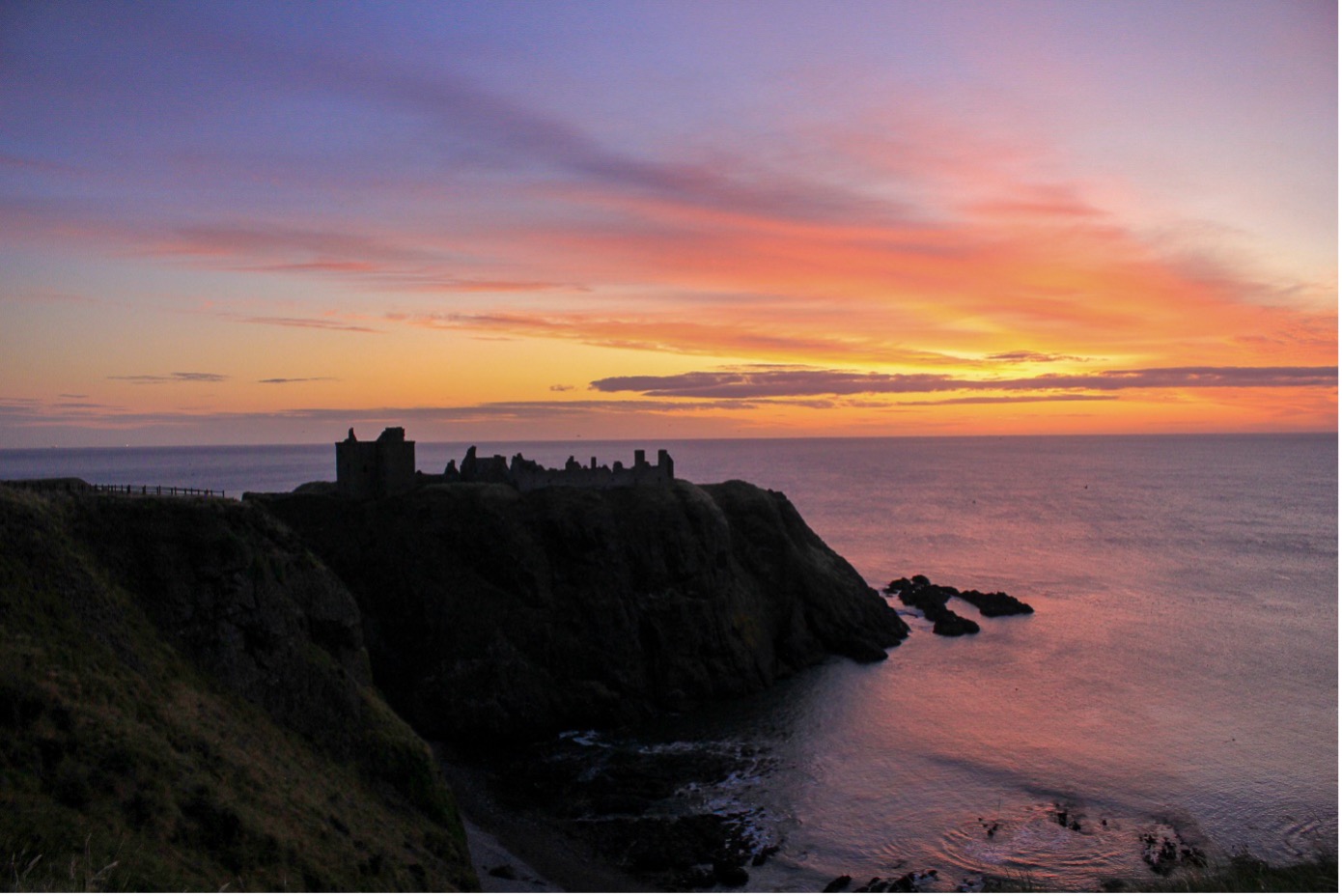 Château écossais dans un paysage verdoyant, symbole des paysages contrastés de l'Écosse