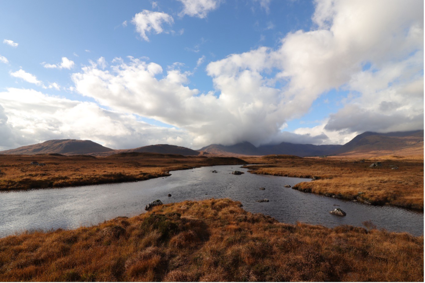 Paysages sauvages des Highlands en Écosse, entre montagnes, vallées et nature préservée