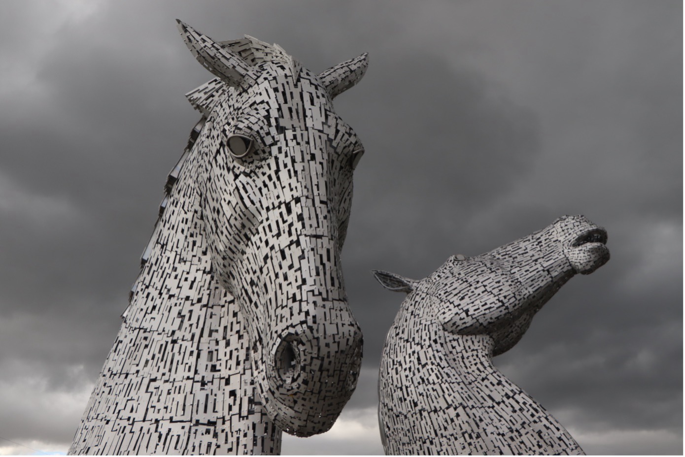 Les Kelpies, sculptures monumentales en Écosse, symbolisant les légendes et créatures mythiques du pays