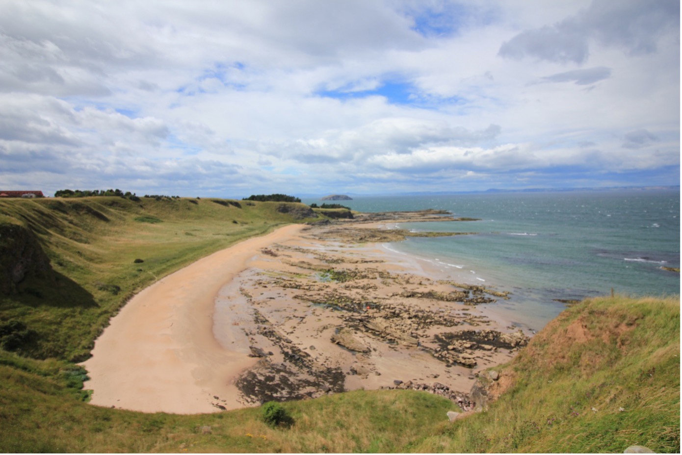 Paysages verdoyants et villages pittoresques des Lowlands, région paisible du sud de l'Écosse