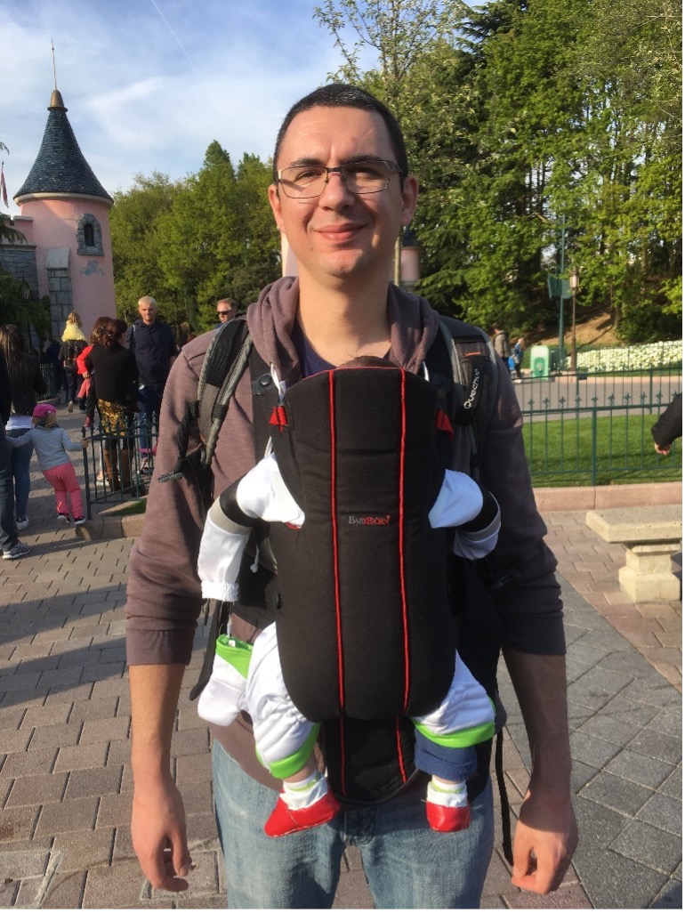 Un parent avec un bébé à Disney