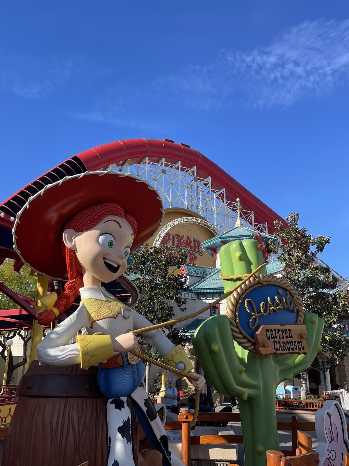 Jessie's Critter Carousel et les montagnes russes de Pixar Pier à Disney California Adventure