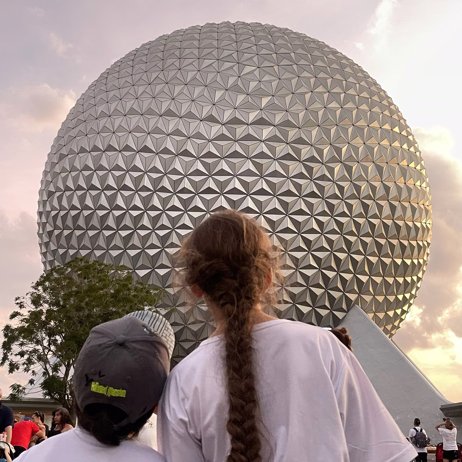 Spaceship Earth, la sphère emblématique d'EPCOT au coucher du soleil