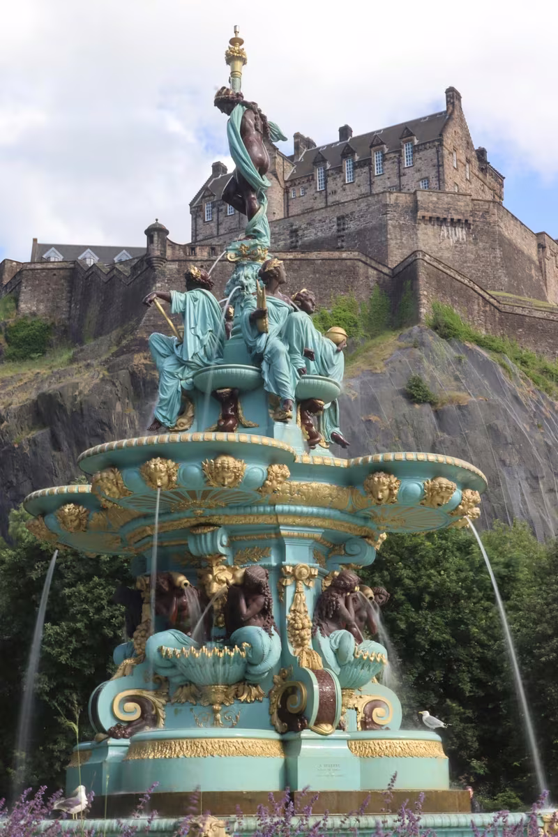 La fontaine Ross avec le château d'Édimbourg en arrière-plan