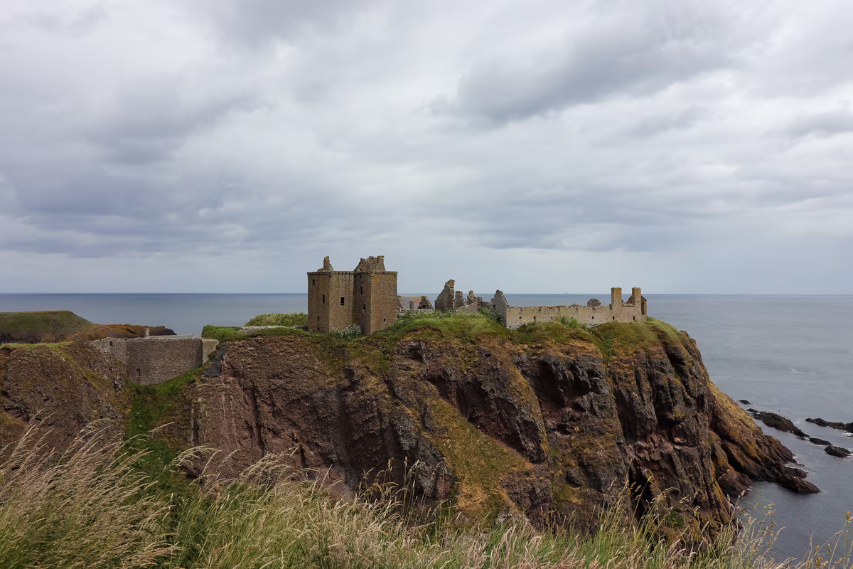 Le château de Dunnottar perché sur les falaises face à la mer du Nord