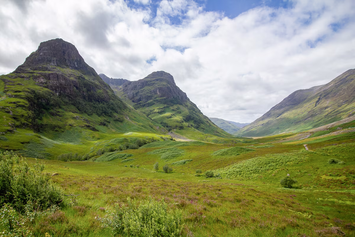 La vallée de Glencoe avec les Three Sisters sous un ciel nuageux