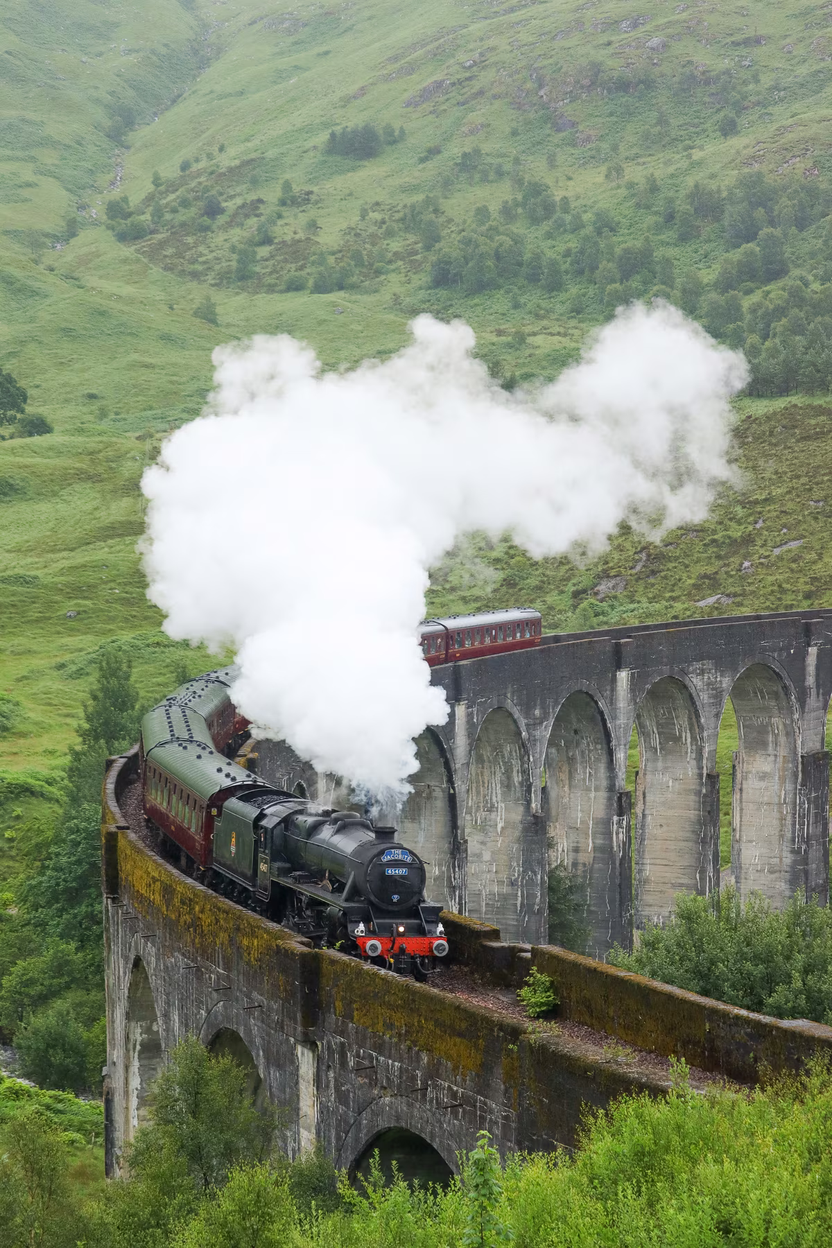 Le train à vapeur Jacobite traversant le viaduc de Glenfinnan dans les Highlands