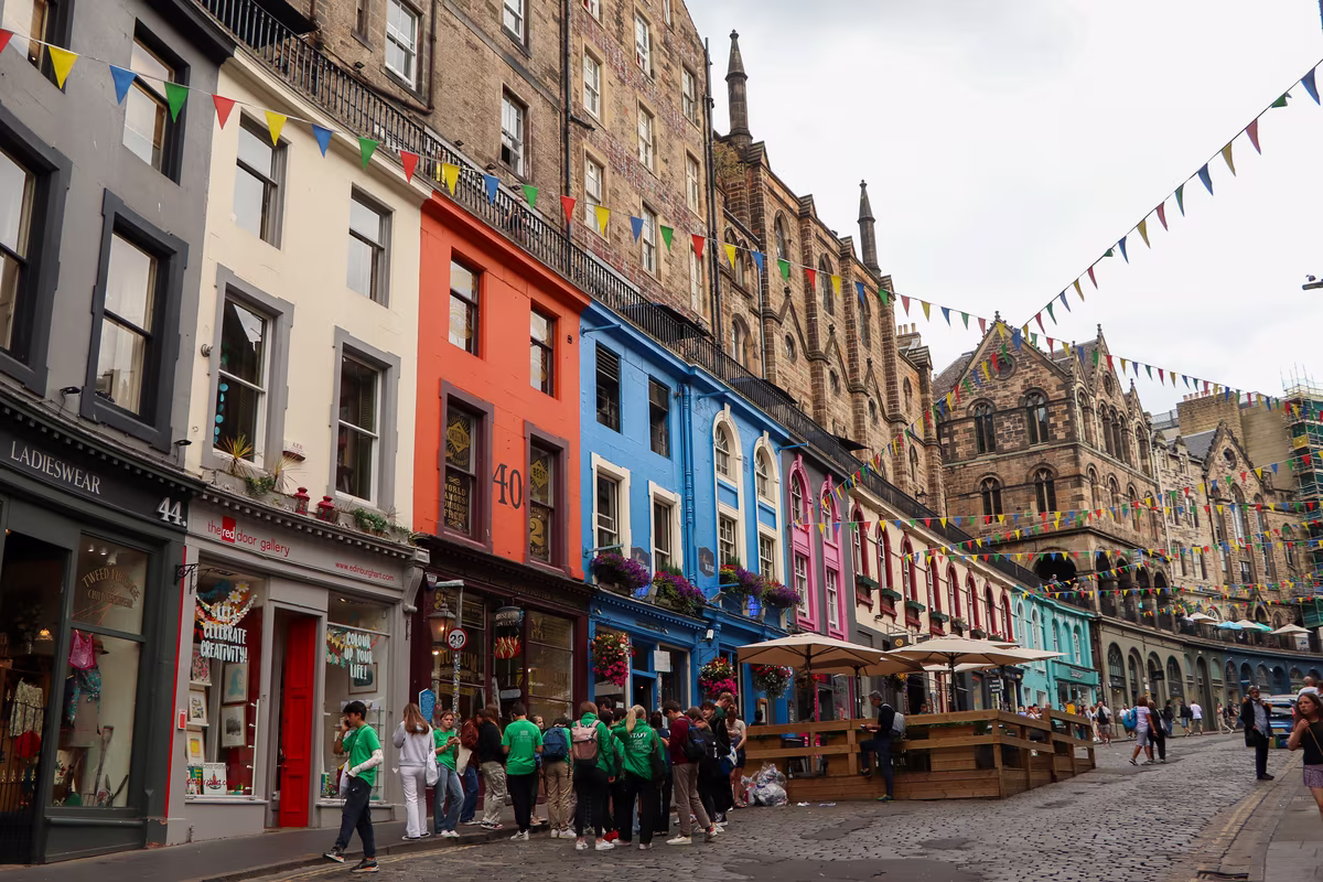 Les façades colorées de Victoria Street à Édimbourg avec ses guirlandes et ses boutiques