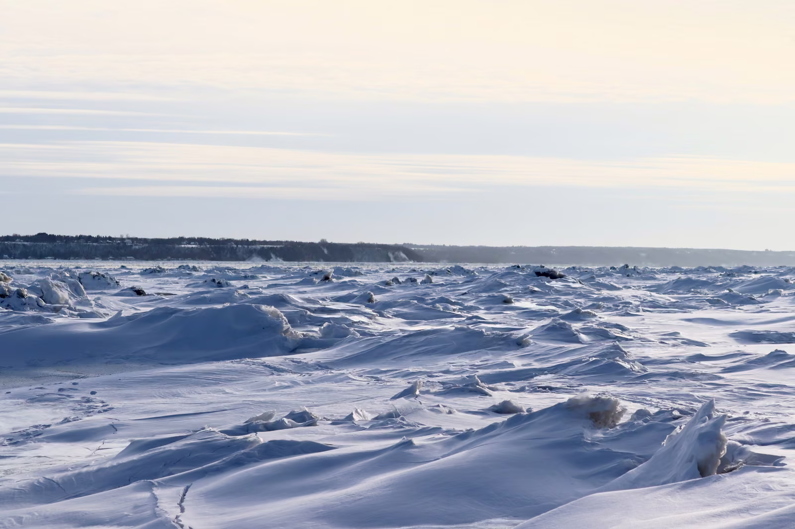 Le fleuve Saint-Laurent couvert de glace en hiver vu depuis la grève du Marais Léon-Provancher