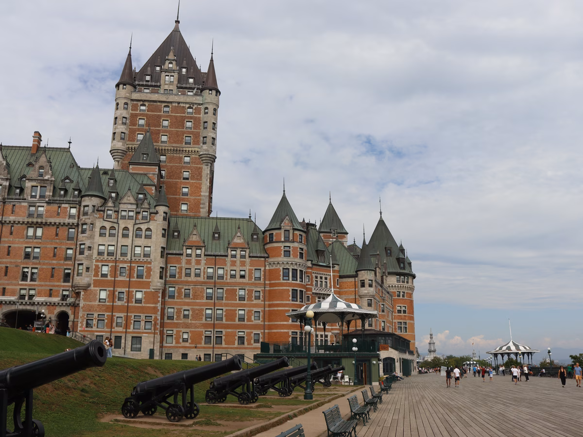 Le Château Frontenac vu depuis la Terrasse Dufferin avec les canons et la promenade en bois