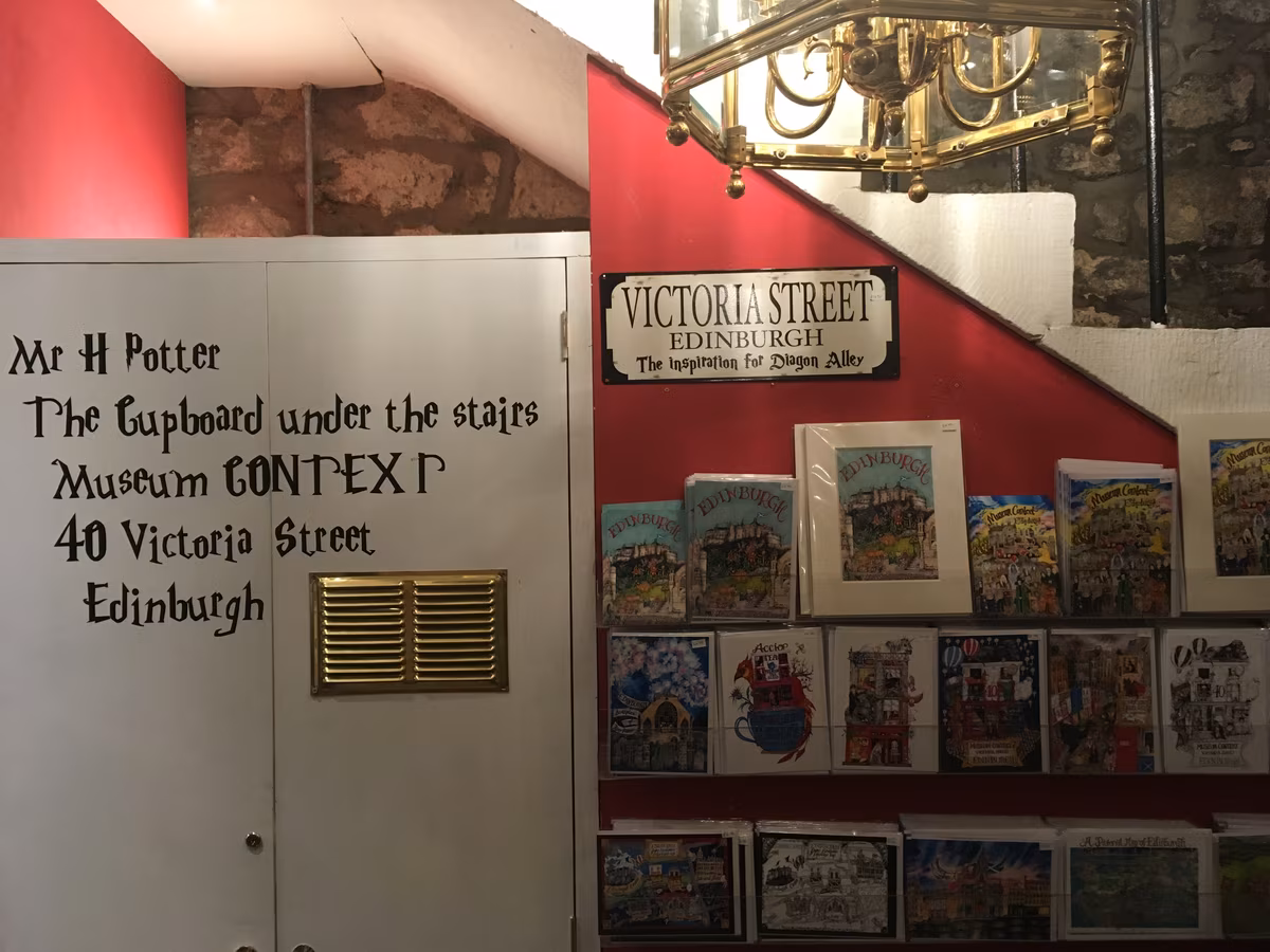 Boutique Harry Potter sur Victoria Street à Édimbourg avec le panneau The Cupboard under the stairs