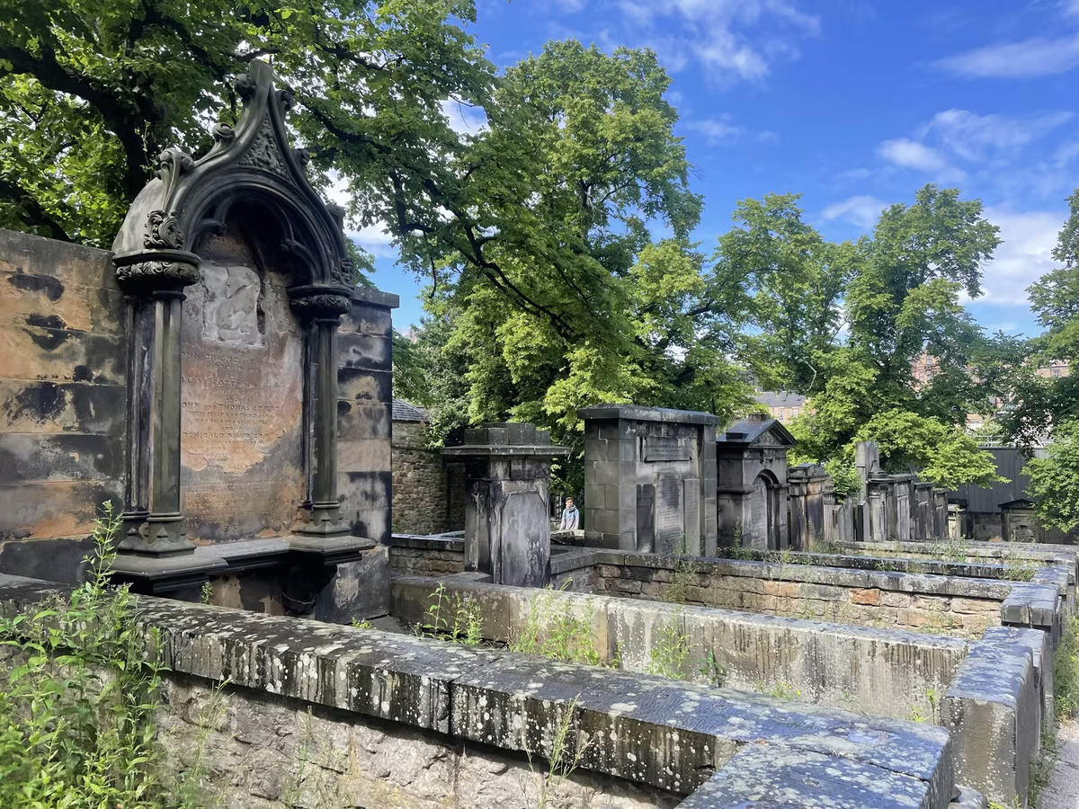 Pierres tombales anciennes au cimetière de Greyfriars à Édimbourg