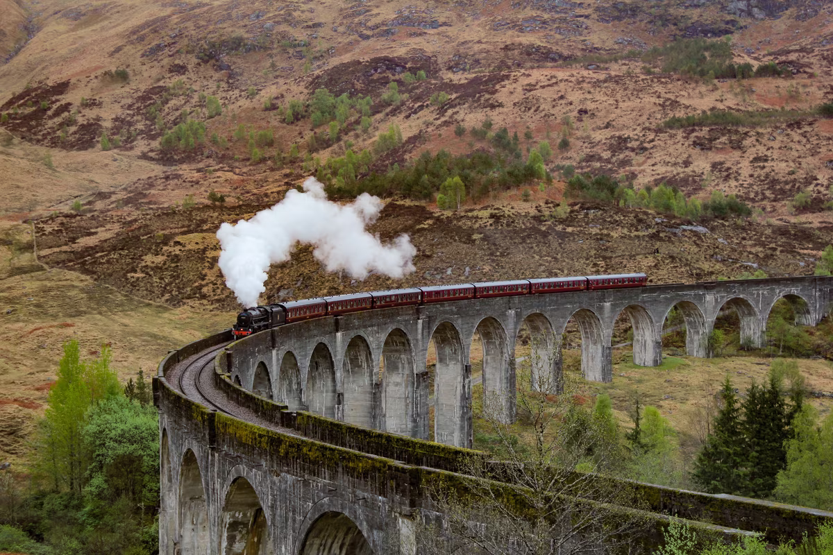 Le train à vapeur Jacobite traversant le viaduc de Glenfinnan dans les Highlands écossais