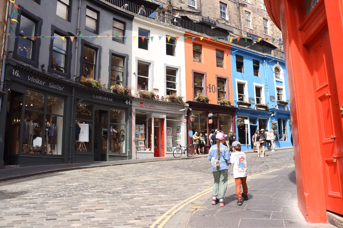 Les façades colorées de Victoria Street à Édimbourg avec des enfants