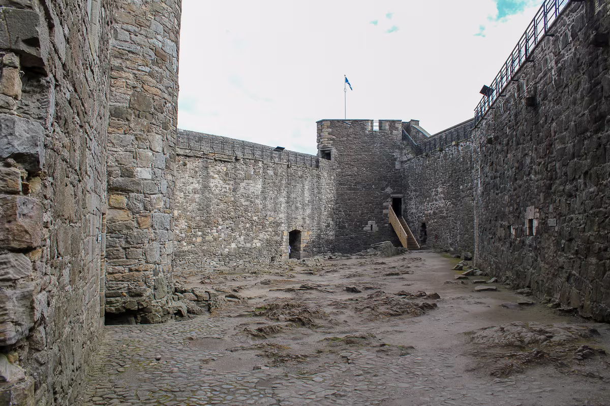 L'intérieur de Blackness Castle, prison de Fort William dans Outlander