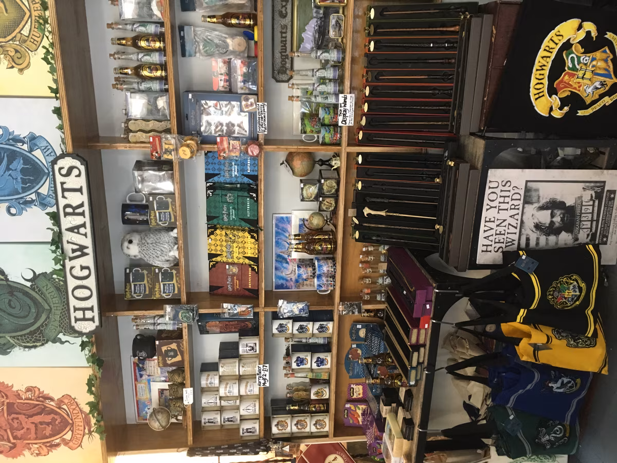 Étalage de souvenirs Hogwarts dans une boutique Harry Potter à Édimbourg