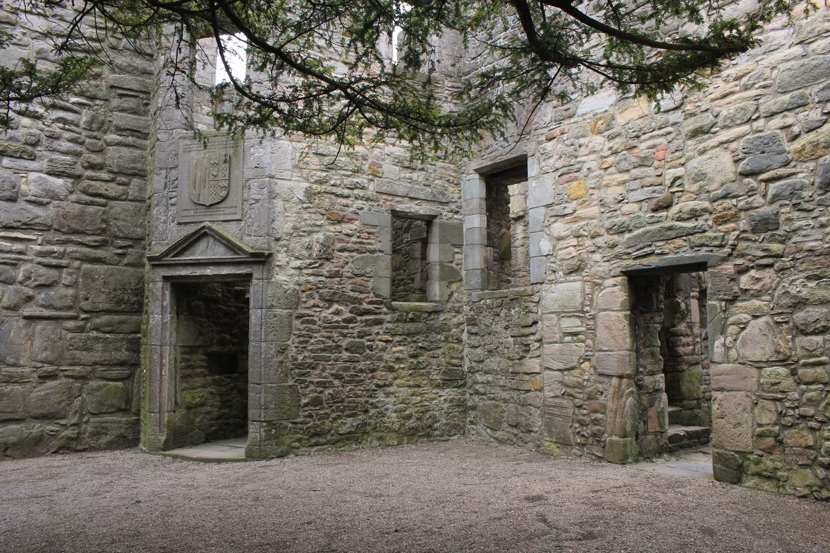 L'intérieur en ruines du château de Craigmillar à Édimbourg, décor d'Outlander