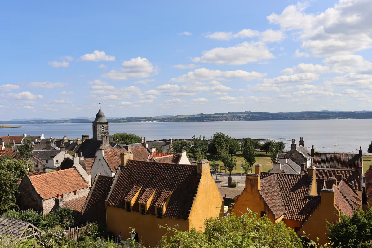 Les toits colorés du village de Culross sur la côte du Fife, Cranesmuir dans Outlander