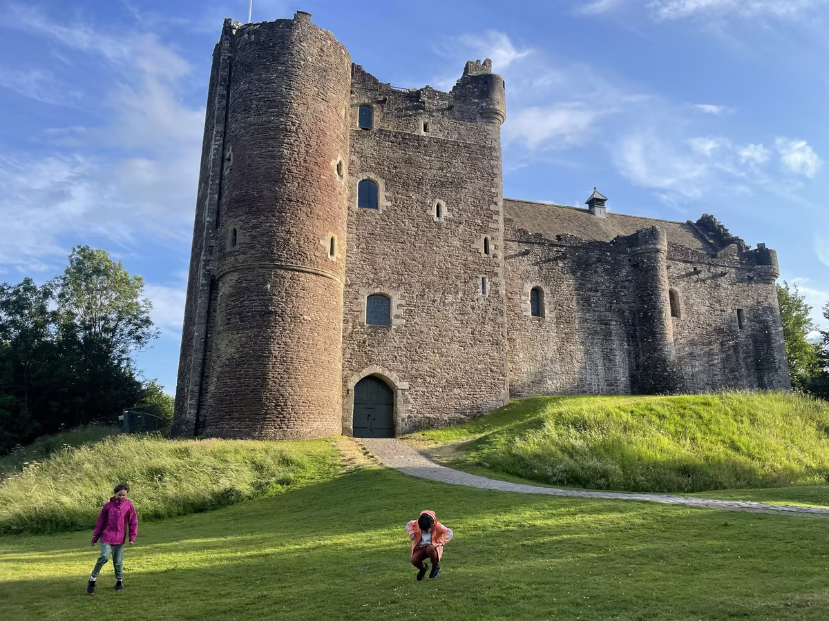Doune Castle (Castle Leoch dans Outlander) avec des enfants jouant devant