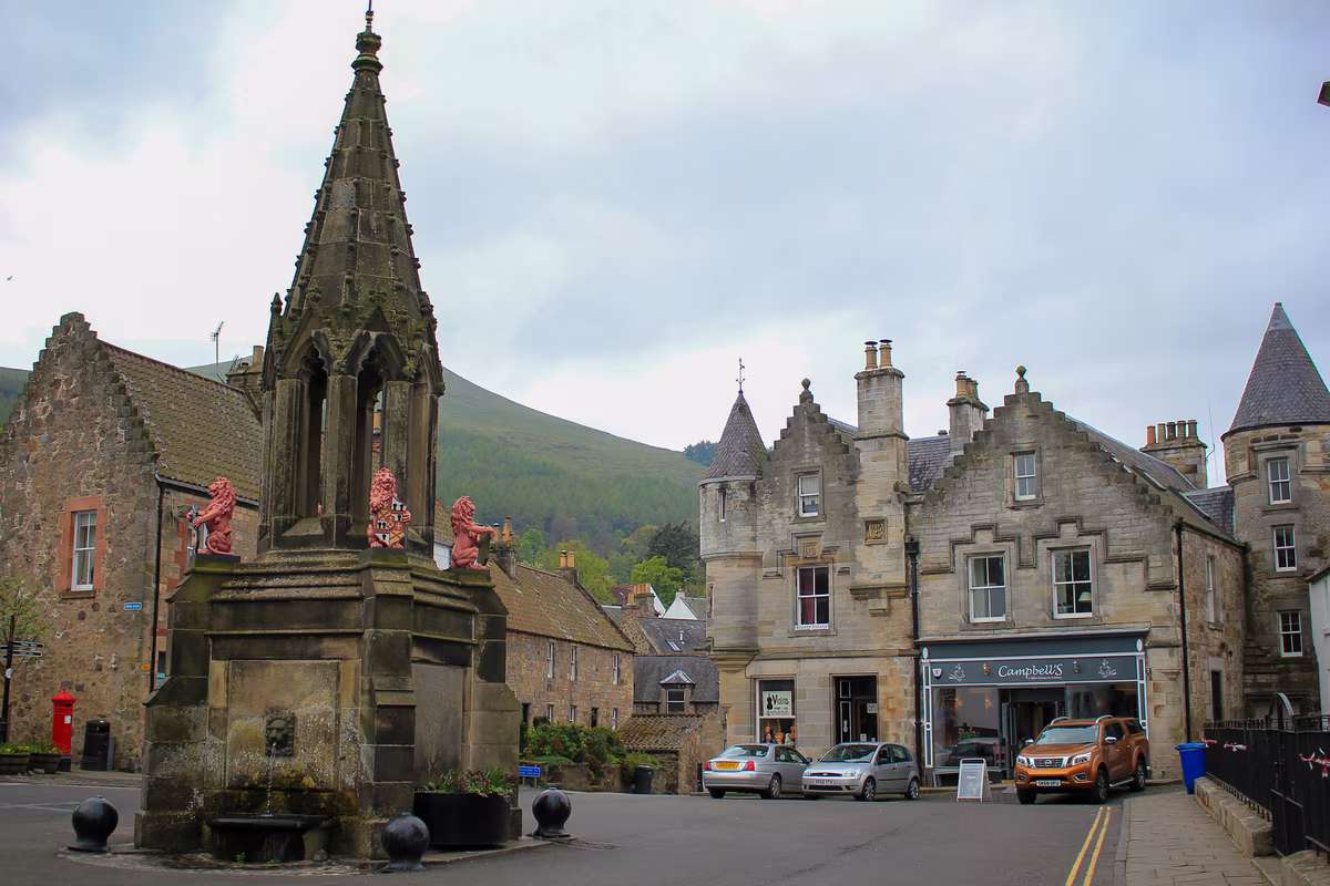 Le village de Falkland en Écosse, utilisé comme Inverness des années 1940 dans Outlander