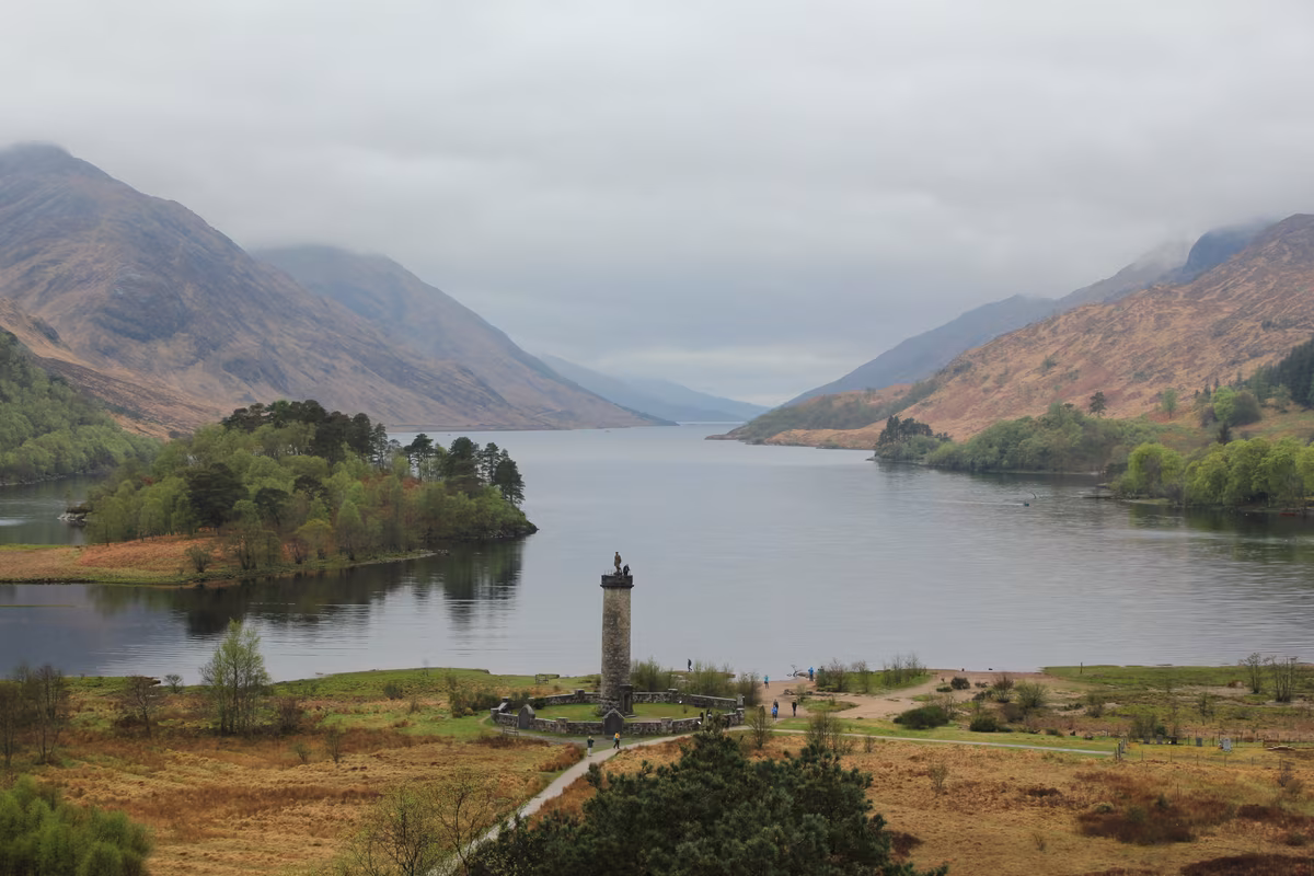 Le monument de Glenfinnan et le Loch Shiel vus depuis le belvédère du viaduc