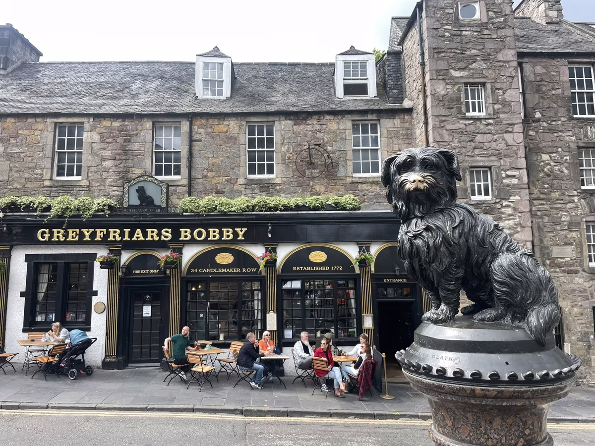 La statue de Greyfriars Bobby et le pub historique à Édimbourg, à côté du cimetière de Greyfriars
