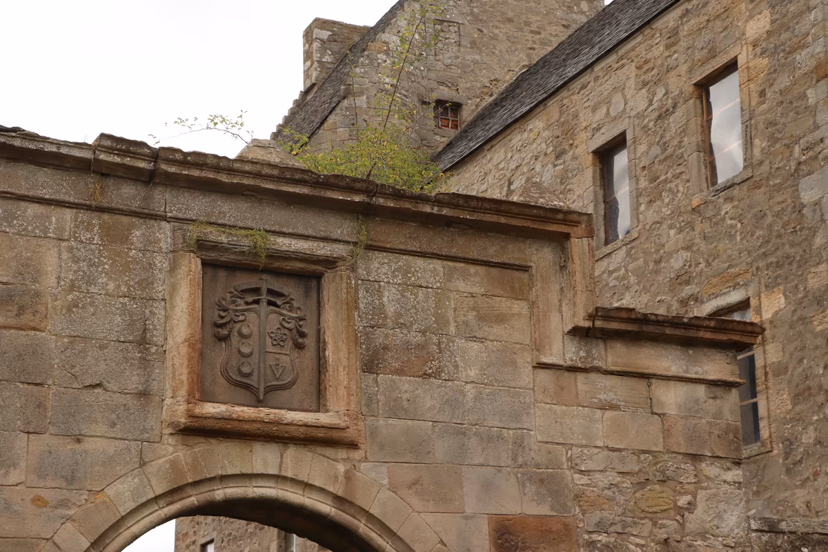 L'arche sculptée de Midhope Castle, Lallybroch dans Outlander