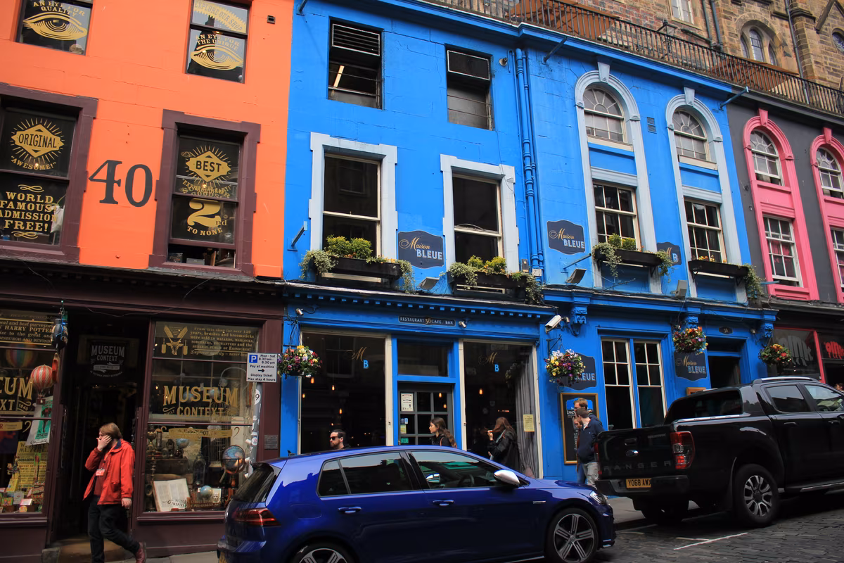 Les façades colorées de Victoria Street à Édimbourg, inspiration pour le Chemin de Traverse