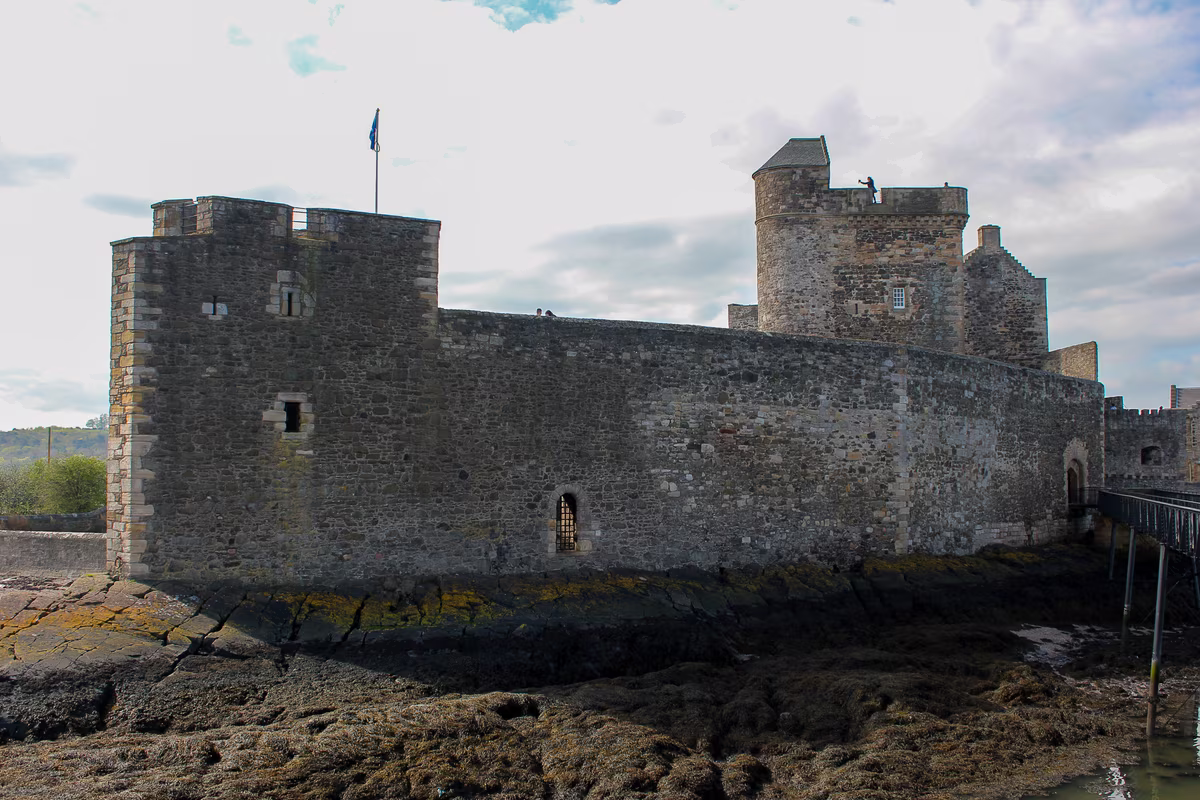 Blackness Castle vu depuis la mer, en forme de navire sur les rochers du Firth of Forth