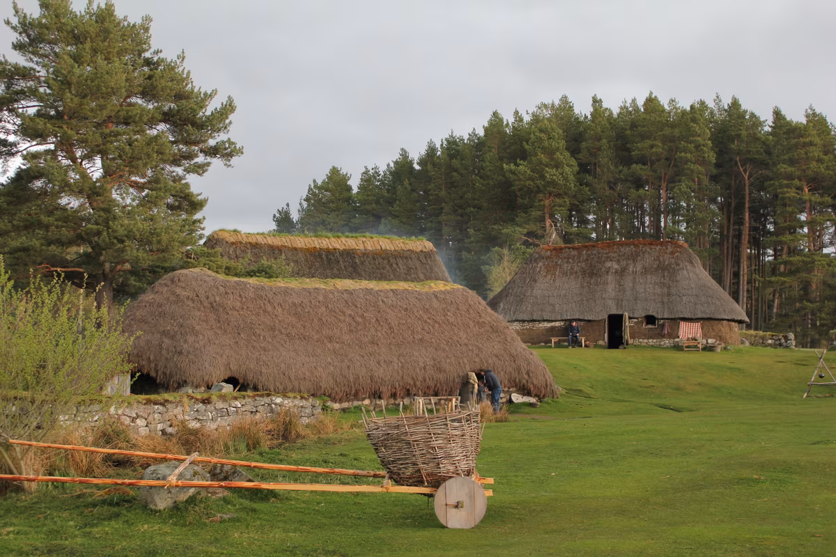 Maisons aux toits de chaume au Highland Folk Museum à Newtonmore, décor de tournage d'Outlander