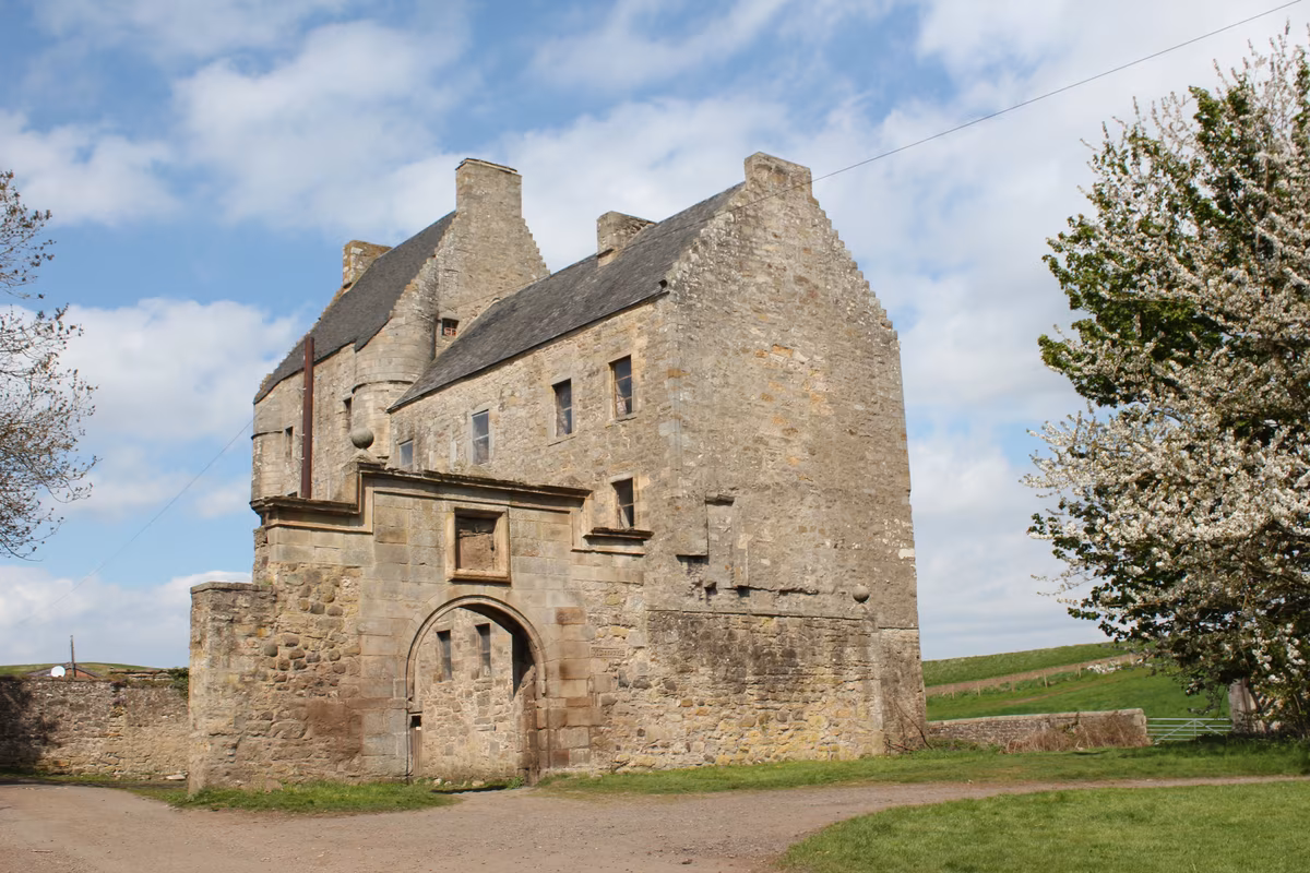 Midhope Castle (Lallybroch dans Outlander) vu de face avec son arche en pierre