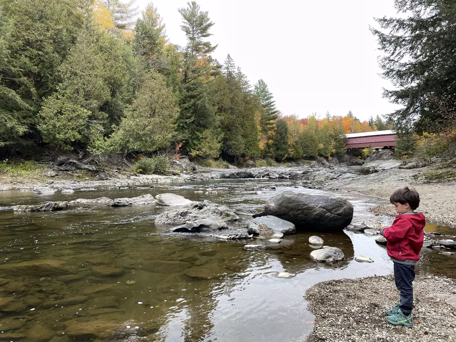 Le pont couvert rouge de Sainte-Agathe au bord de la rivière Palmer en automne