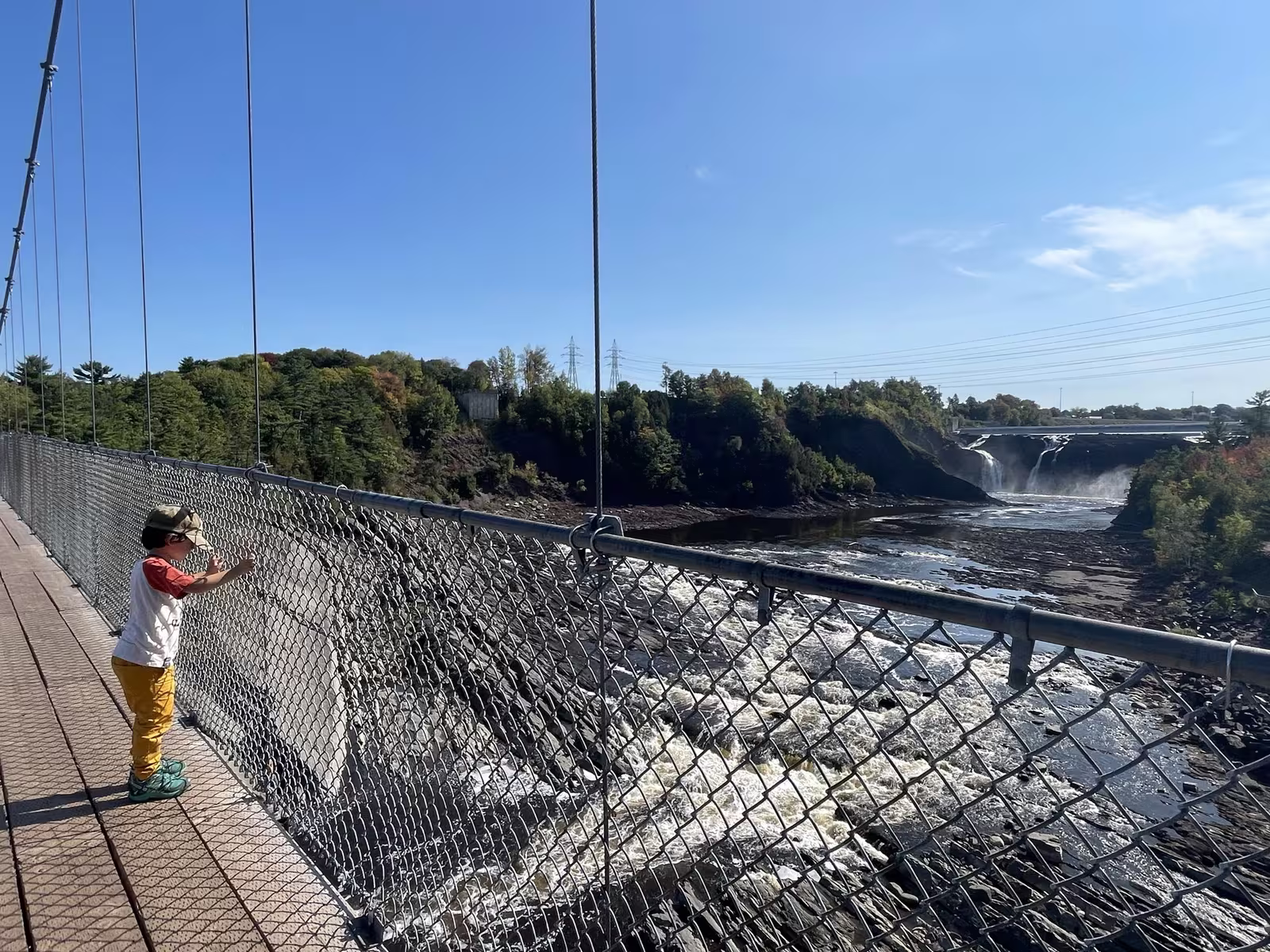 Enfant sur la passerelle suspendue face aux Chutes de la Chaudière à Lévis