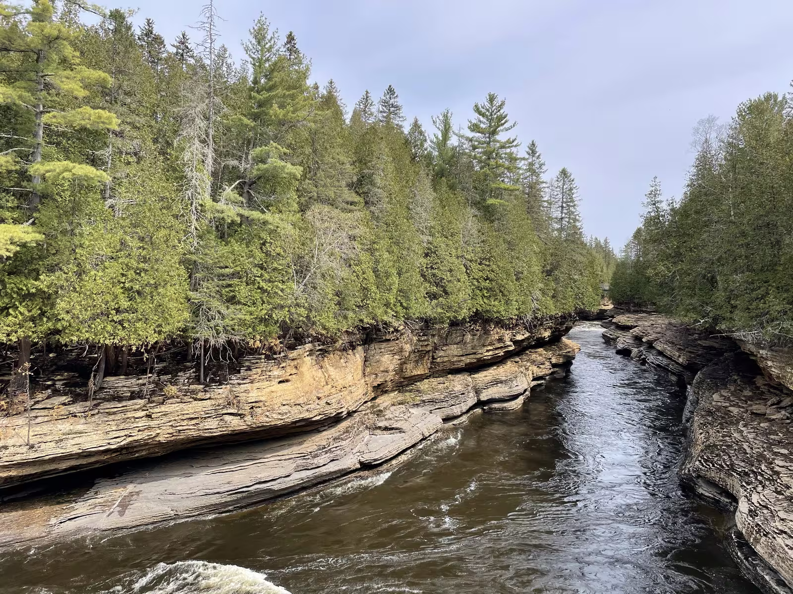 Les gorges de la rivière Sainte-Anne creusées dans le calcaire au Parc régional de Portneuf