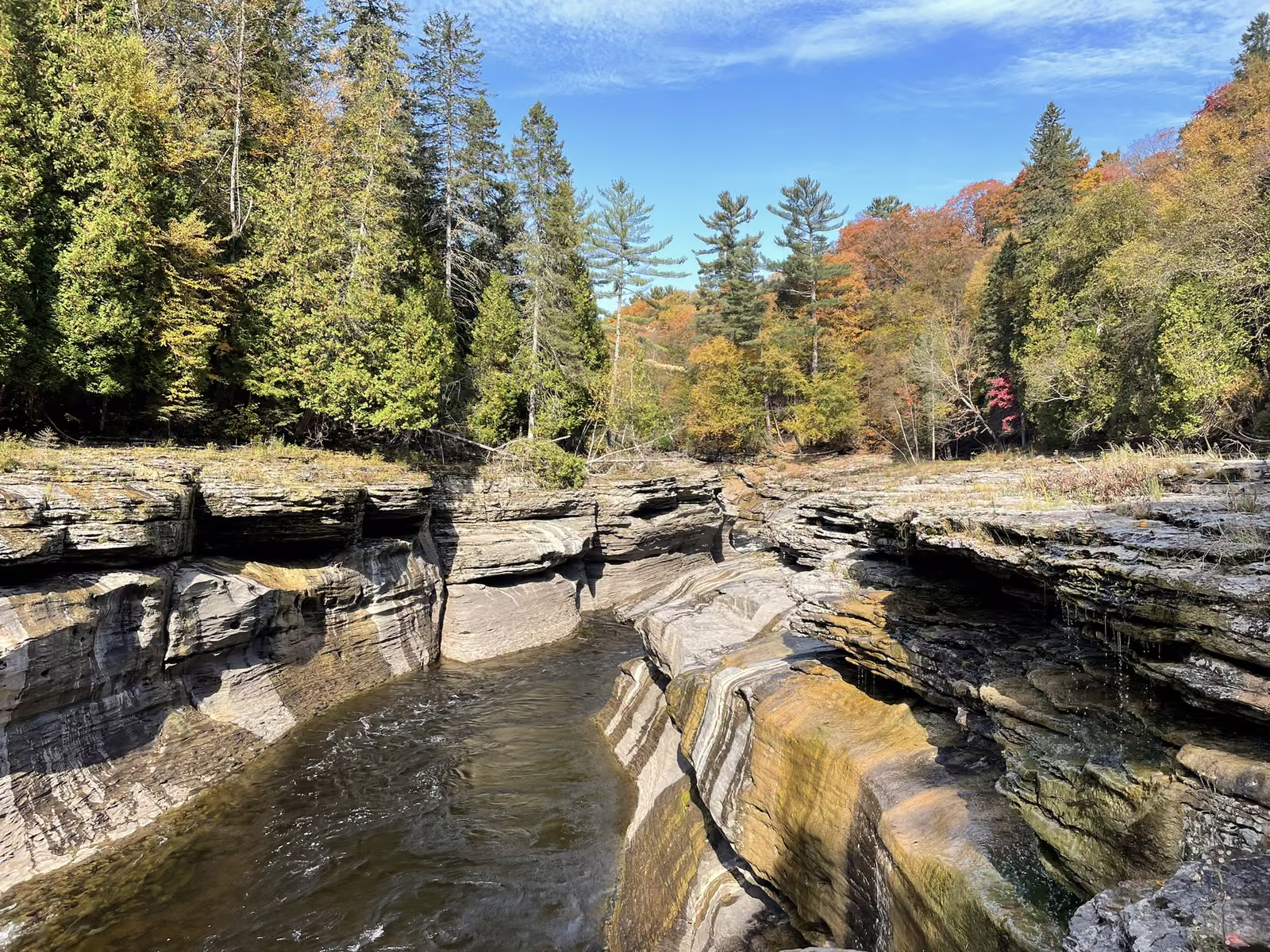 Rivière encaissée dans une gorge de roche entourée de couleurs d'automne au Québec