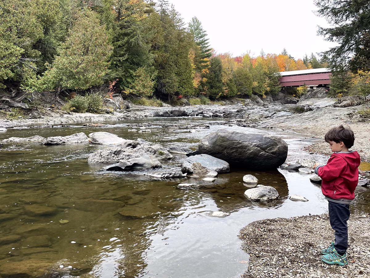 Voyager en famille - Vue sur une rivière