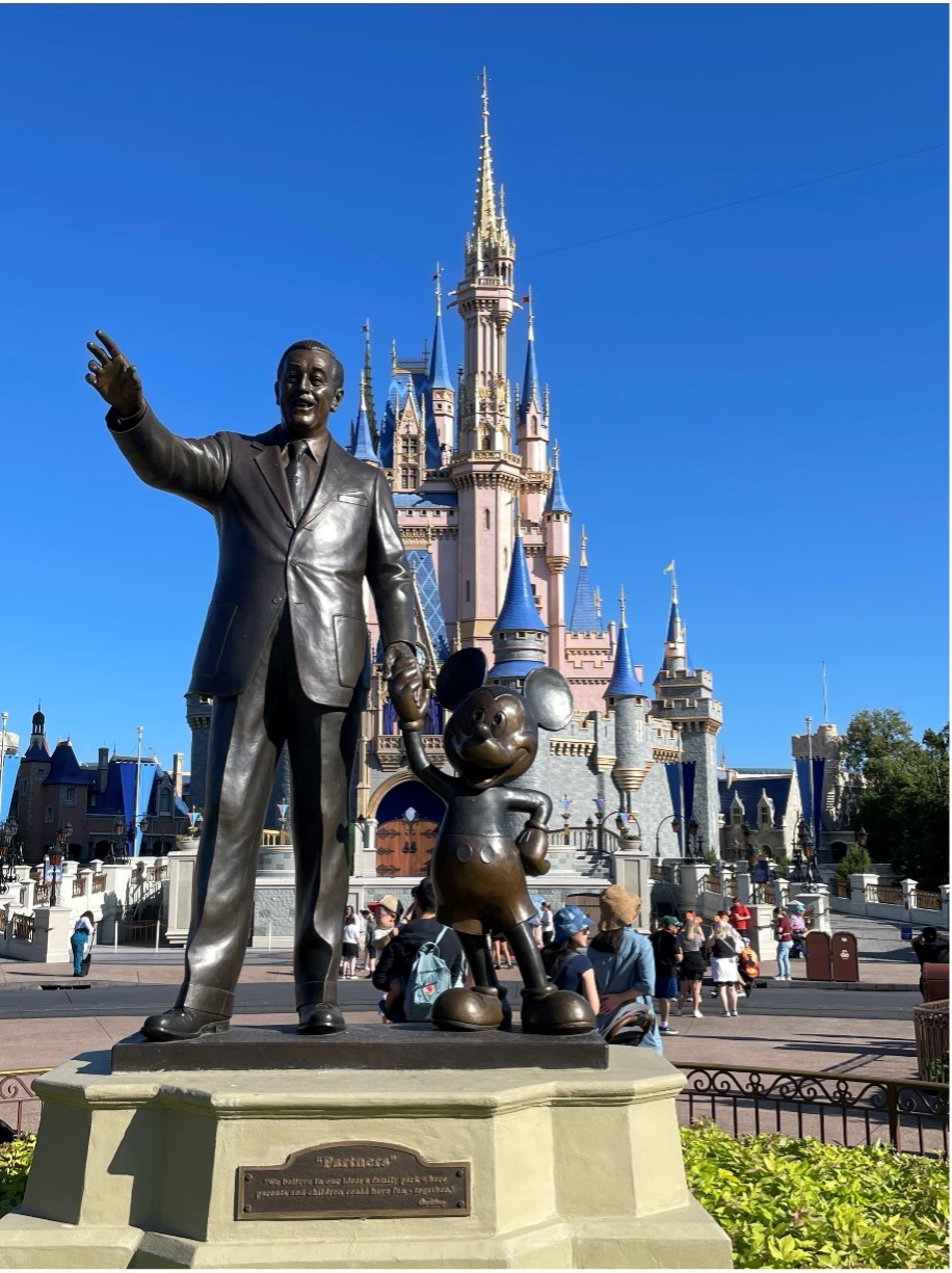 Statue de Walt Disney et château de Cendrillon à Magic Kingdom