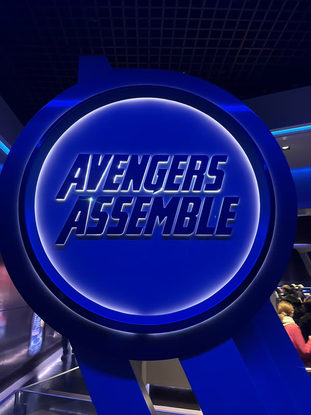 Enseigne Avengers Assemble dans le land Avengers Campus à Disney Adventure World