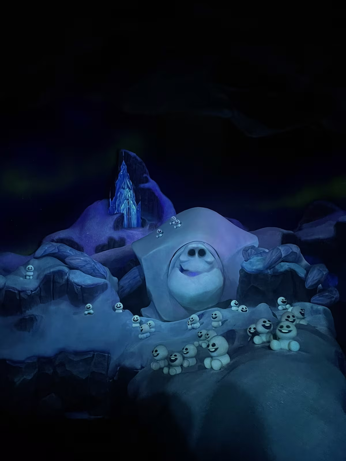 Scène avec Marshmallow et les bébés bonhommes de neige dans l'attraction Frozen Ever After