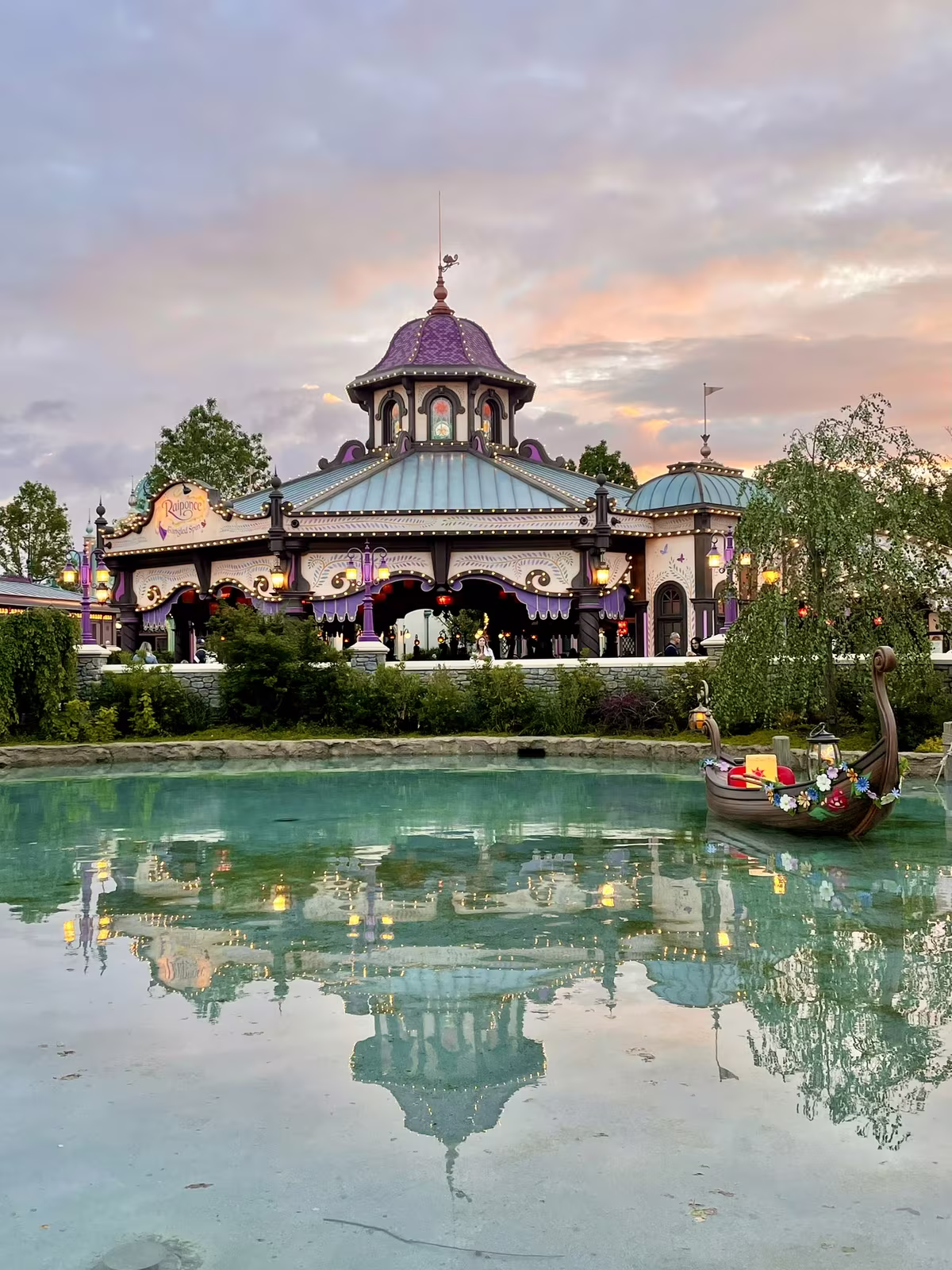 L'attraction Raiponce Tangled Spin au coucher de soleil à Disneyland Paris