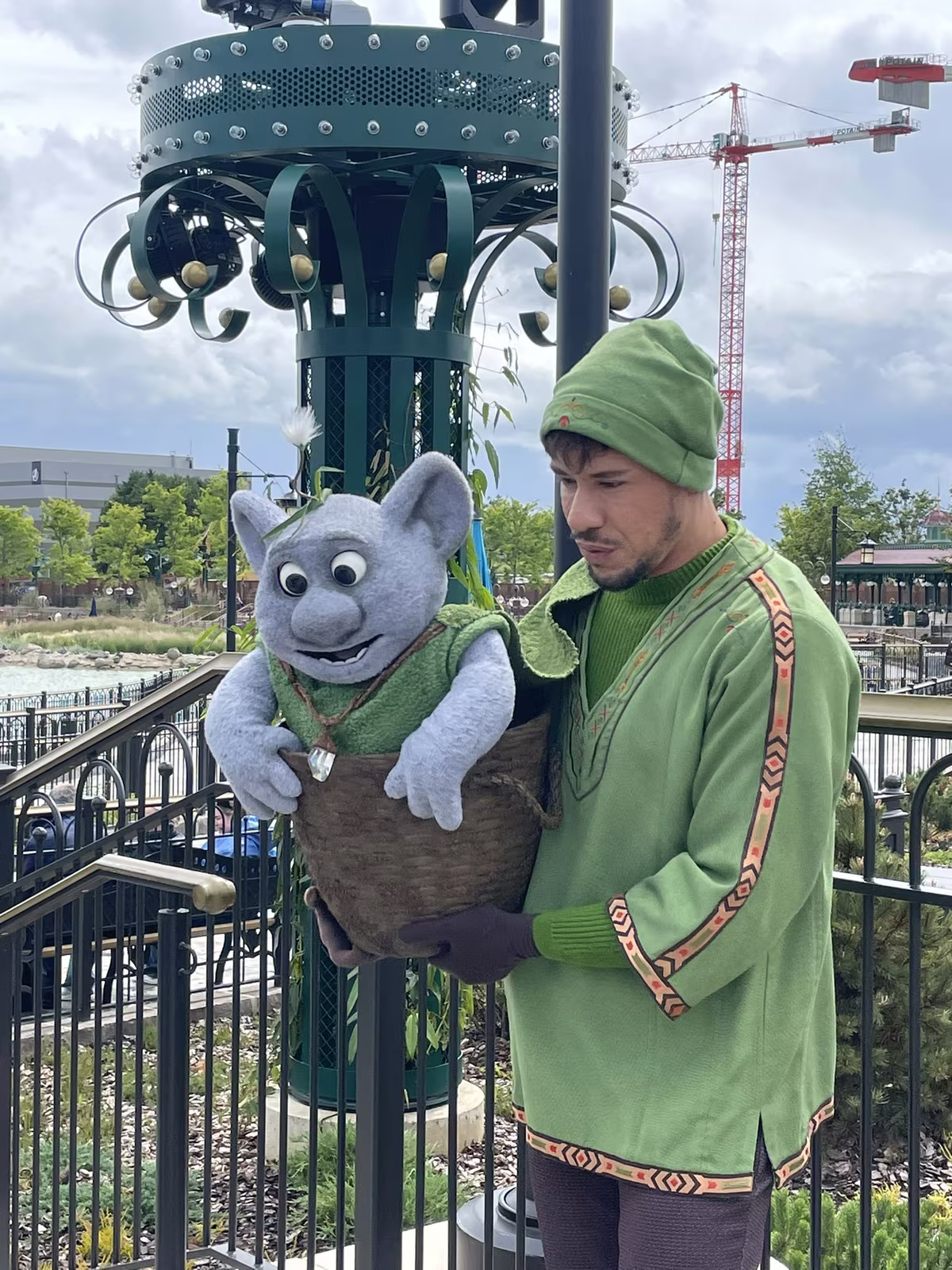 Rencontre avec Mossie le troll dans le land World of Frozen à Disneyland Paris