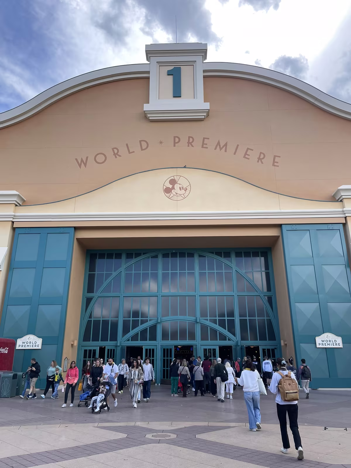 Façade du restaurant World Premiere à Disney Adventure World